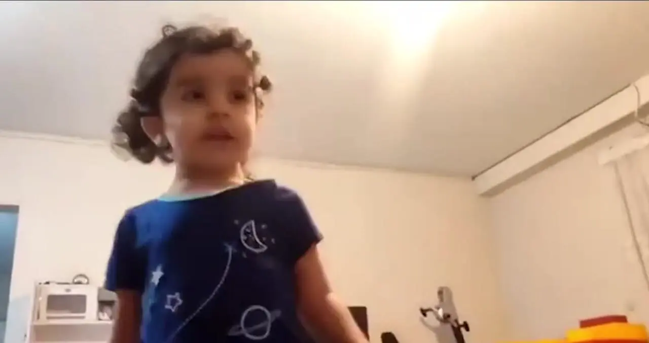 این دختربچه شیرین زبان خوش صدا هم شهید شد + فیلم آواز جگرسوز زهرا 3 ساله 